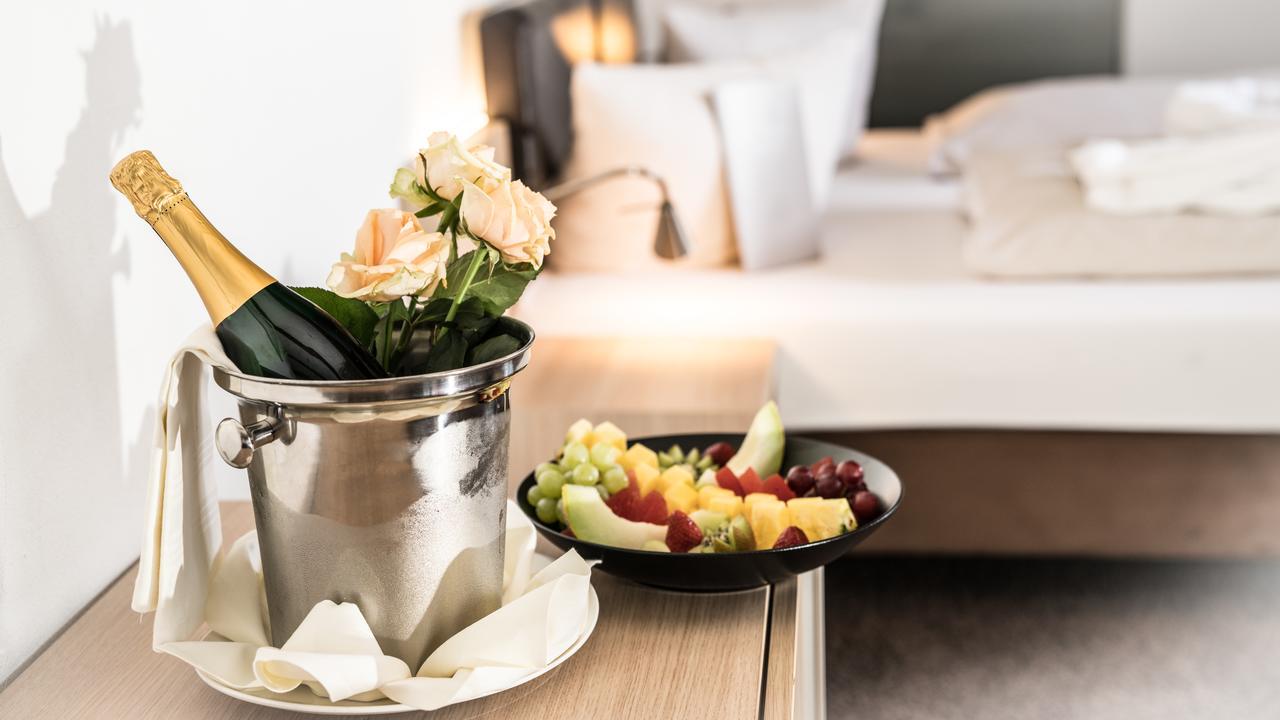 Hotel Hofgut Hohenkarpfen Hausen ob Verena Exteriör bild